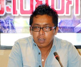 Officials have told Jaruk Ngamkaew, owner of Koh Larn Travel Co., to clean up his act or risk losing his contract with the city.